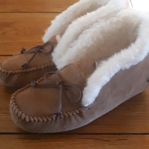 Size 6- Ugg Alena Slipper